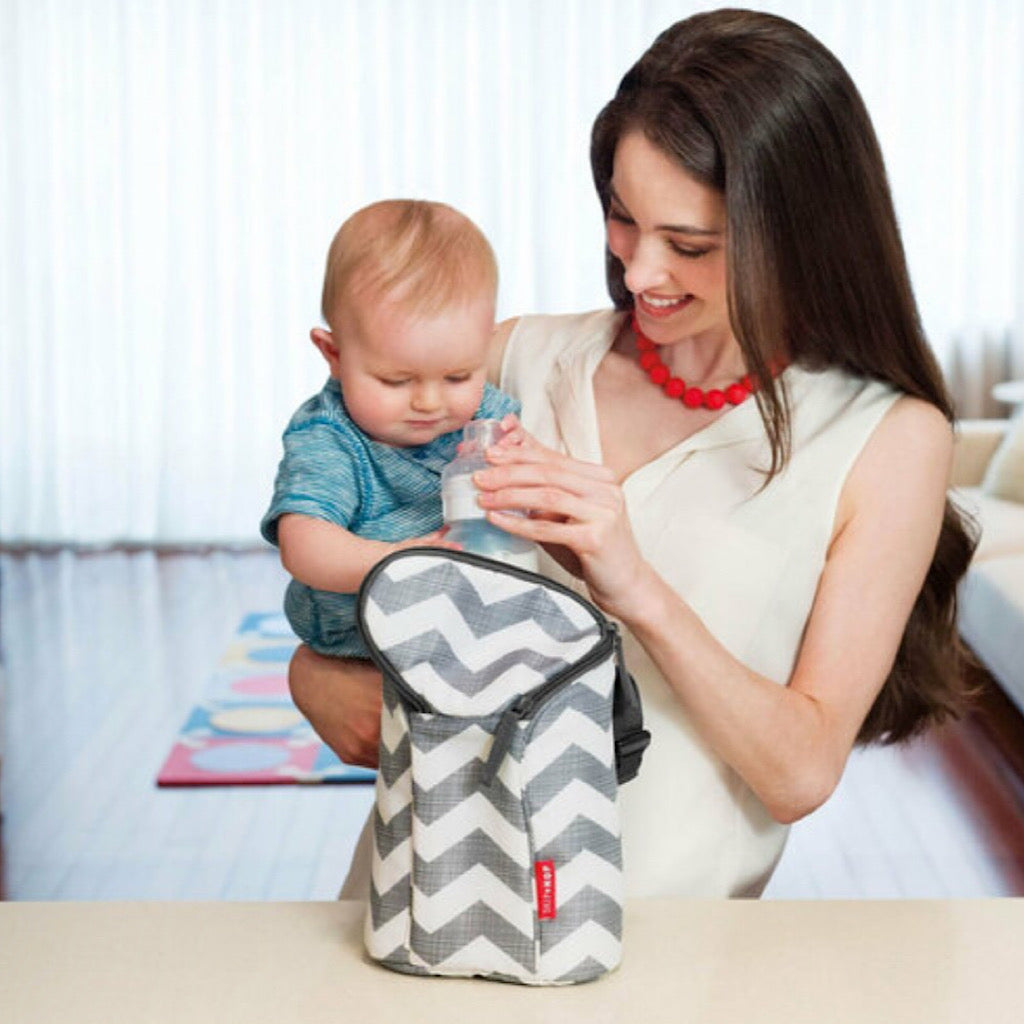 Mochila porta biberón doble Skip Hop chevron - JORHELITOS - JORHELITOS