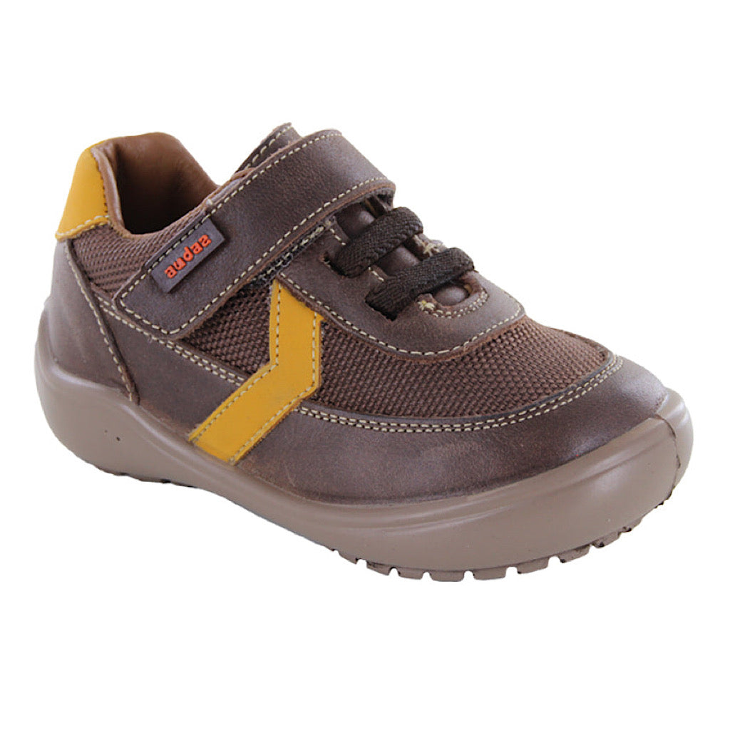 Tenis cafés detalle amarillo niño Audaz - JORHELITOS - JORHELITOS